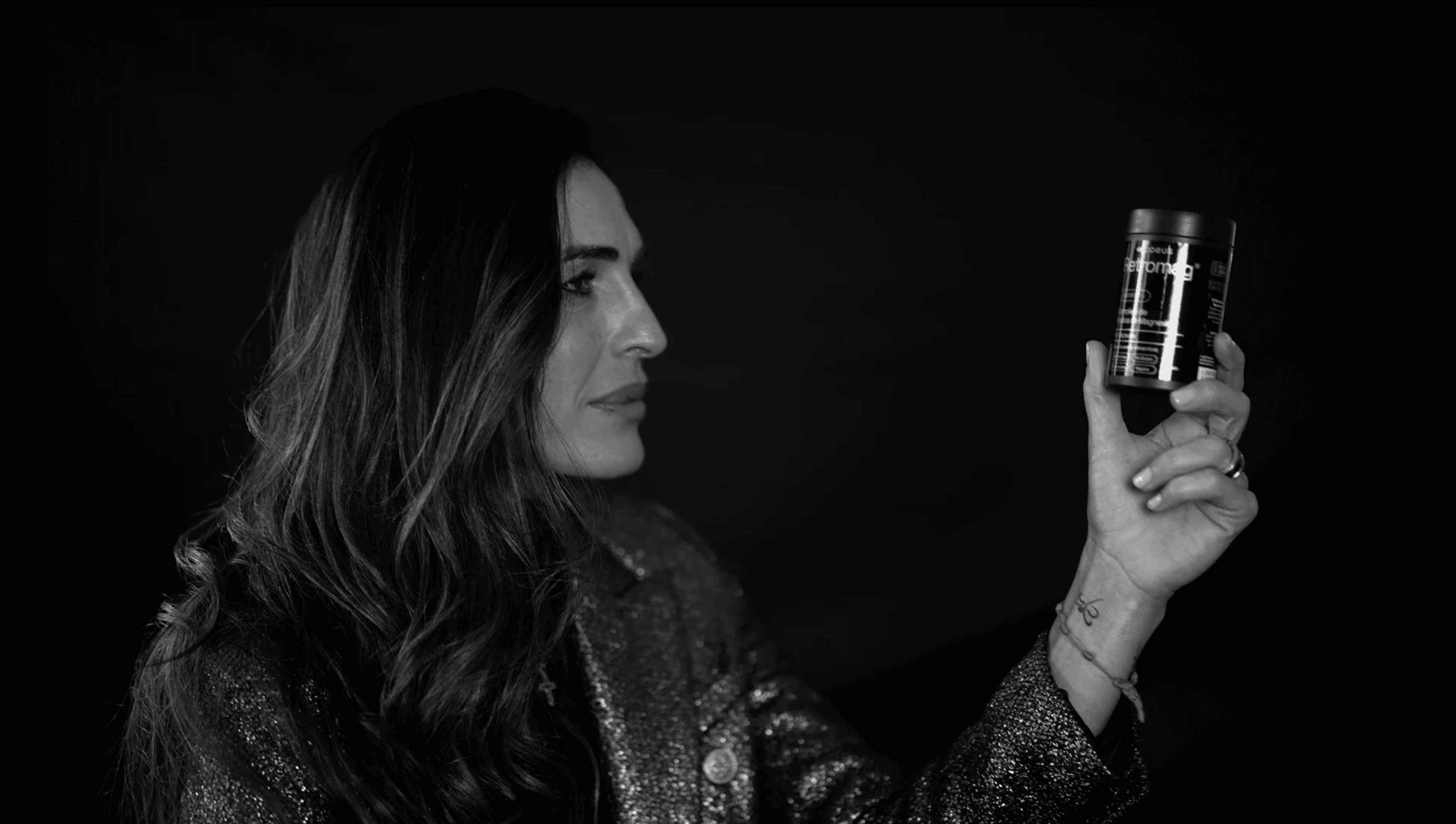 Verónica Hidalgo sosteniendo un bote de Retromag