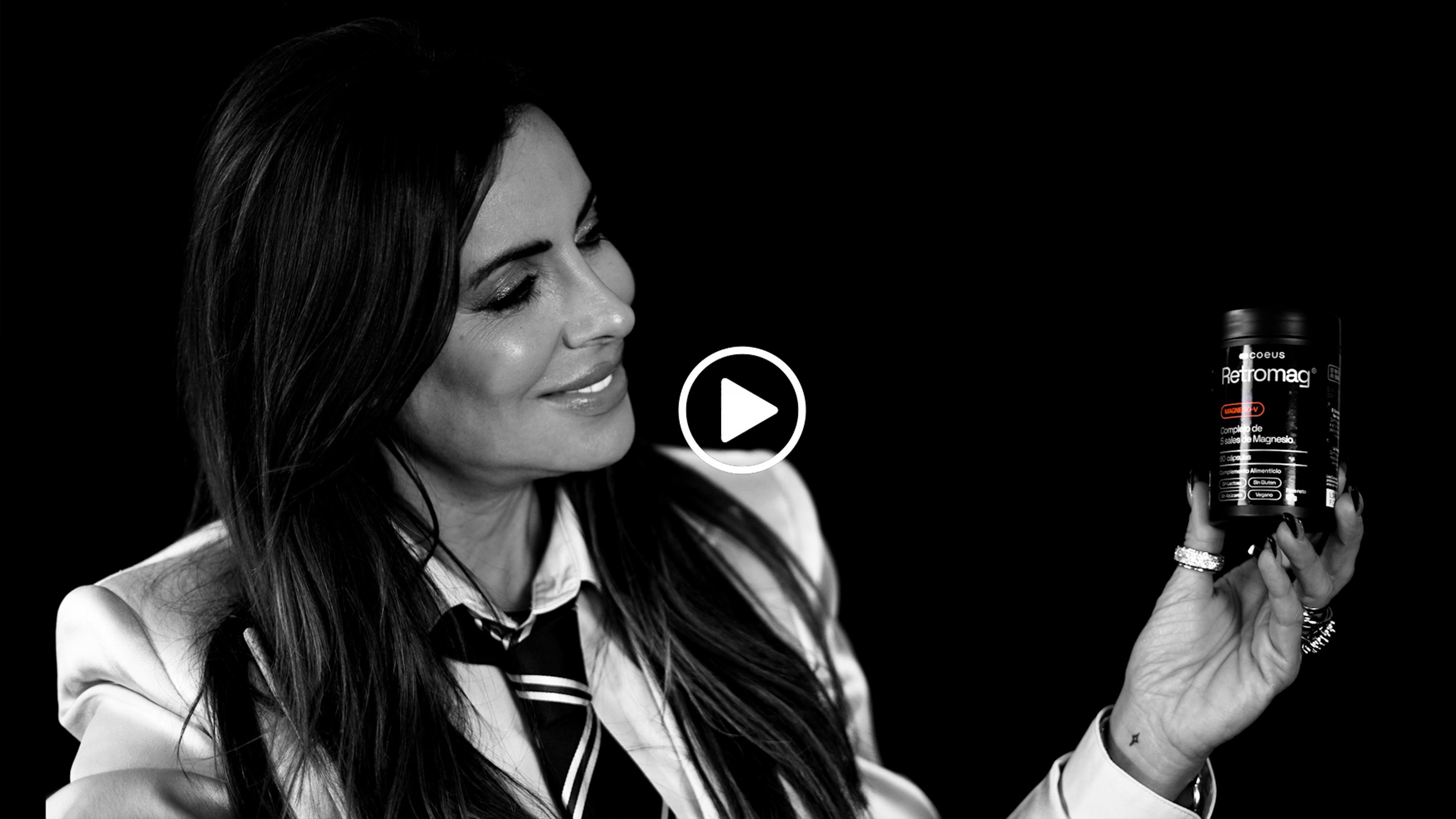 Bea Jarrín sosteniendo un bote de Retromag