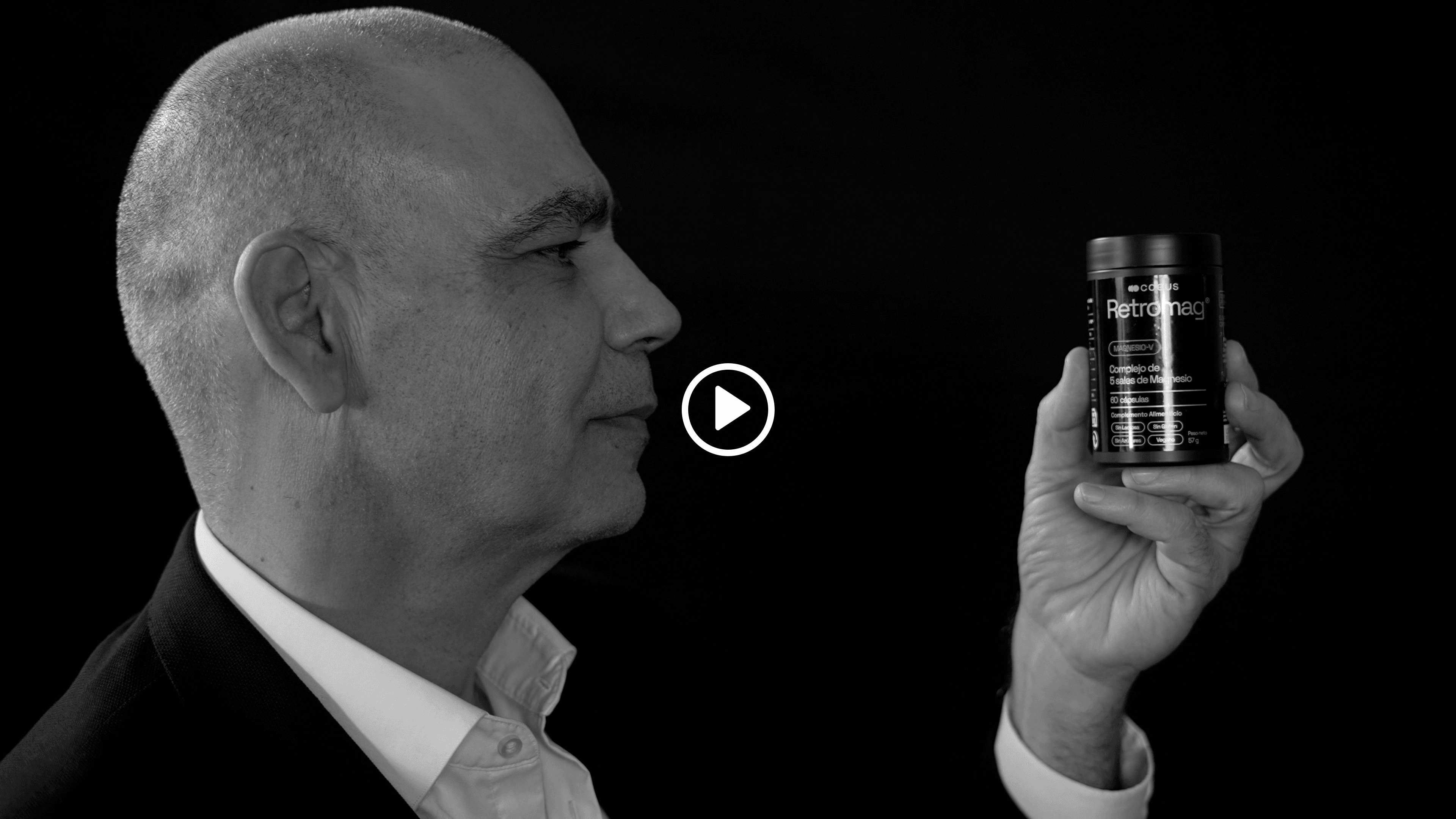 Nacho Abad sosteniendo un bote de Retromag